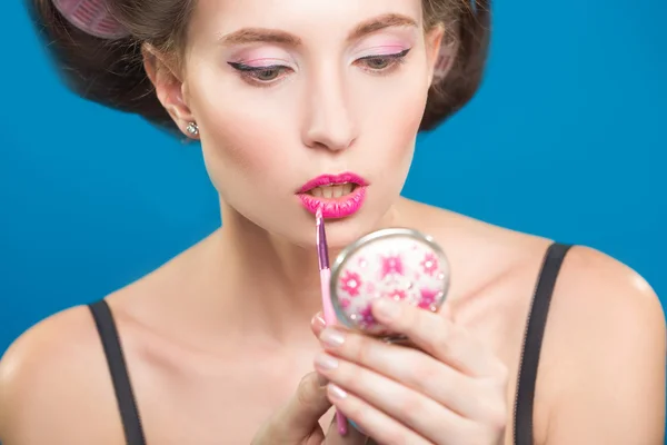 Sexy joven pin-up chica haciendo maquillaje —  Fotos de Stock