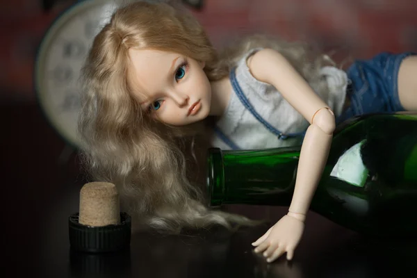 Muñeca con una botella. el concepto de alcoholismo — Foto de Stock