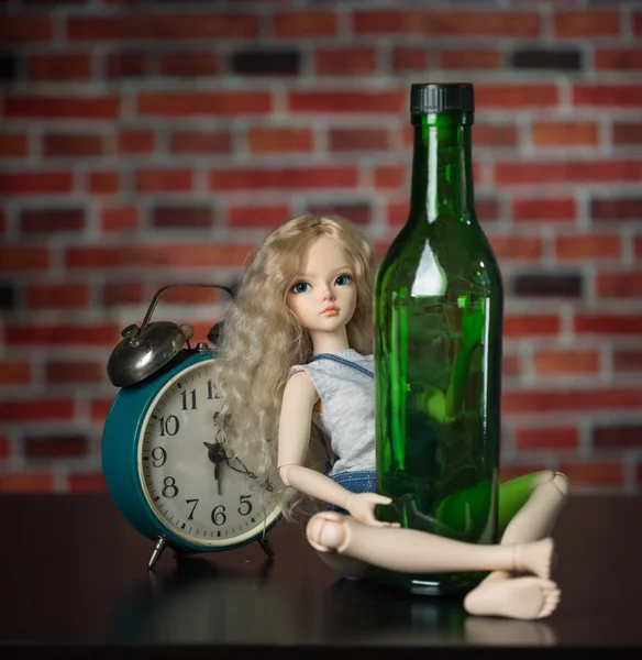 Кукла с бутылкой. понятие алкоголизма — стоковое фото