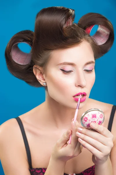 Sexy joven pin-up chica haciendo maquillaje — Foto de Stock