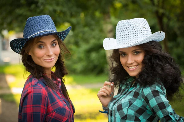 Menina sexy em chapéus de cowboy e camisas xadrez — Fotografia de Stock