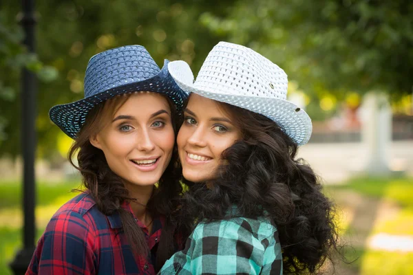 Сексуальная девушка в ковбойских шляпах и клетчатых рубашках — стоковое фото