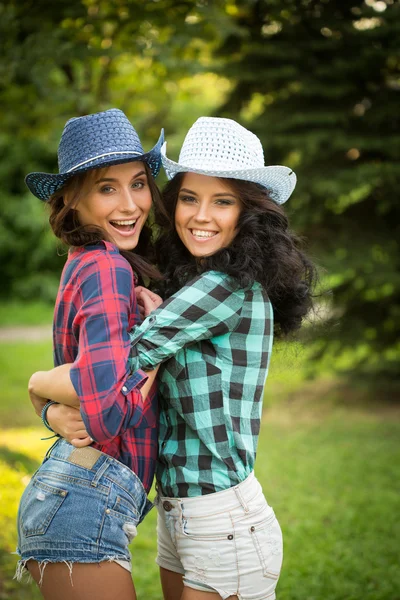 Sexig tjej i cowboy hattar och rutiga skjortor — Stockfoto