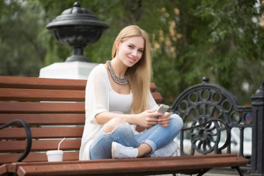 Akıllı profesyonel kadın telefonu kullanarak okuma. Kadın işkadını işten ara kahve yudumlarken smartphone cep telefonu ile haber ya da mesaj sms okuma. 