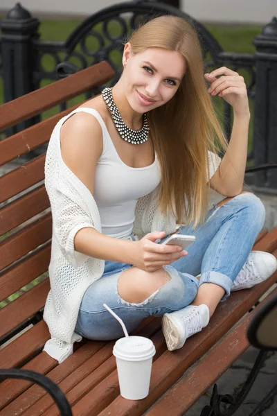 Intelligente professionelle Frau lesen mit dem Telefon. Geschäftsfrau liest Nachrichten oder SMS auf dem Smartphone, während sie in der Arbeitspause Kaffee trinkt. — Stockfoto