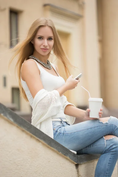 Intelligente professionelle Frau lesen mit dem Telefon. Geschäftsfrau liest Nachrichten oder SMS auf dem Smartphone, während sie in der Arbeitspause Kaffee trinkt. — Stockfoto