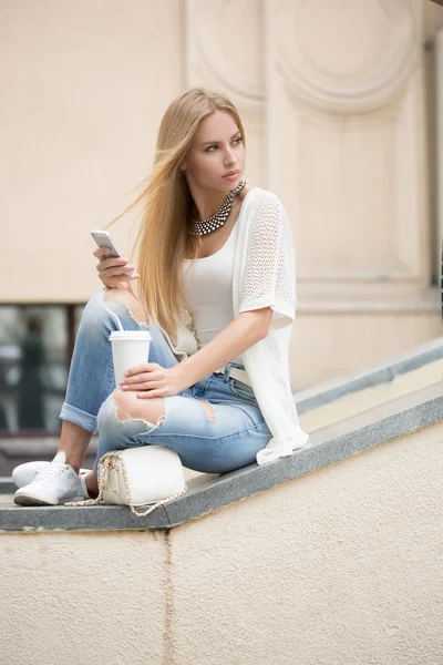 bir şehirde sokak gitmek için şık kadın kahve içme