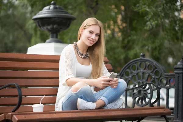 Akıllı profesyonel kadın telefonu kullanarak okuma. Kadın işkadını işten ara kahve yudumlarken smartphone cep telefonu ile haber ya da mesaj sms okuma. 