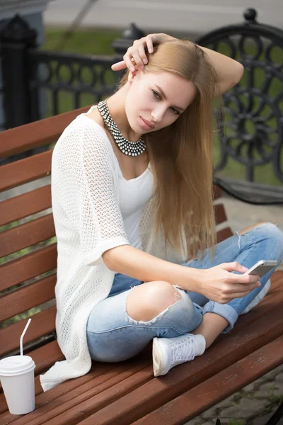 Akıllı profesyonel kadın telefonu kullanarak okuma. Kadın işkadını işten ara kahve yudumlarken smartphone cep telefonu ile haber ya da mesaj sms okuma. 