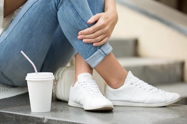 Stilvolle Frau trinkt Kaffee to go in einer Stadtstraße — Stockfoto