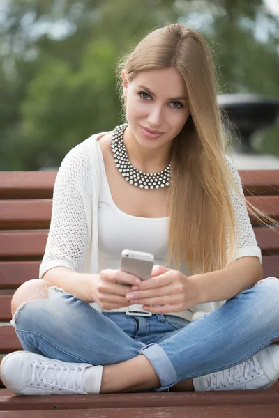 Akıllı profesyonel kadın telefonu kullanarak okuma. Kadın işkadını işten ara kahve yudumlarken smartphone cep telefonu ile haber ya da mesaj sms okuma. 