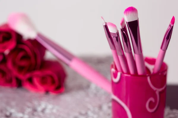Крупным планом розовая профессиональная косметическая щетка — стоковое фото