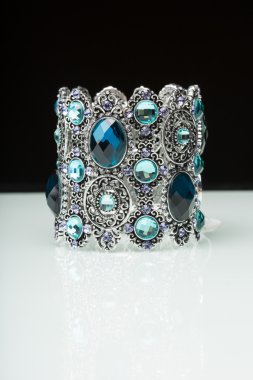 Mavi taşların üzerinde siyah bilezik 