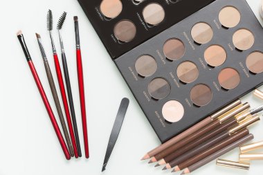 Göz gölgeler farklı renkler ve makyaj fırçaları