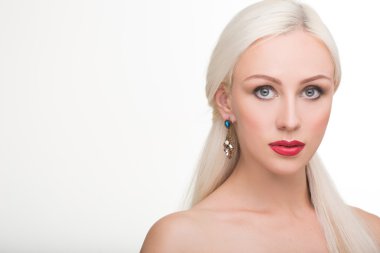 güzel kız uzun beyaz saçlı ve küpe. moda fotoğraf. portre