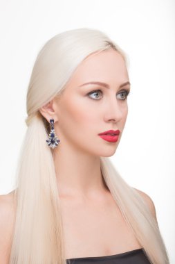 güzel kız uzun beyaz saçlı ve küpe. moda fotoğraf. portre