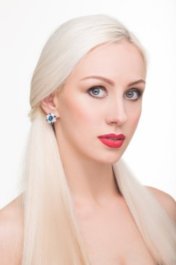 güzel kız uzun beyaz saçlı ve küpe. moda fotoğraf. portre