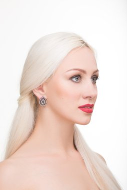 güzel kız uzun beyaz saçlı ve küpe. moda fotoğraf. portre