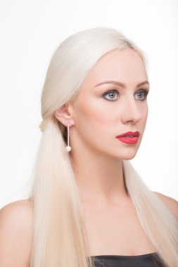 güzel kız uzun beyaz saçlı ve küpe. moda fotoğraf. portre