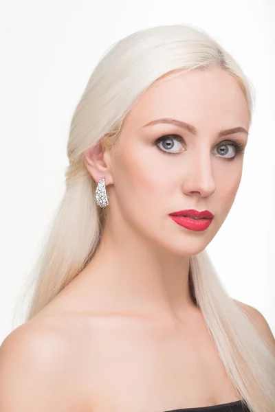 Beautiful girl with long white hair and earrings. fashionable photo. portrait — Stock Photo, Image