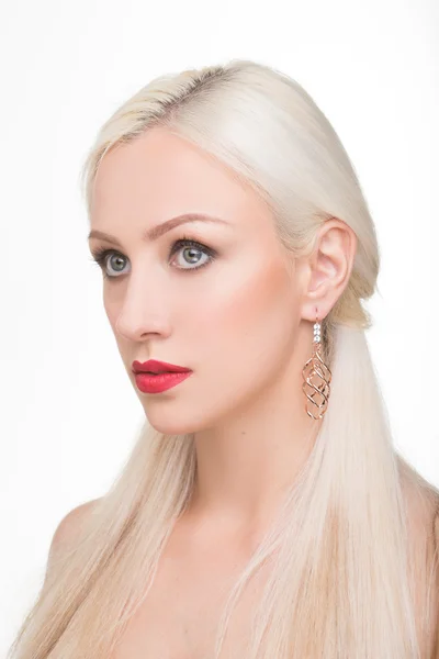 Beautiful girl with long white hair and earrings. fashionable photo. portrait — Stock Photo, Image