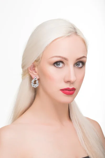 Beautiful girl with long white hair and earrings. fashionable photo. portrait — Stock Photo, Image