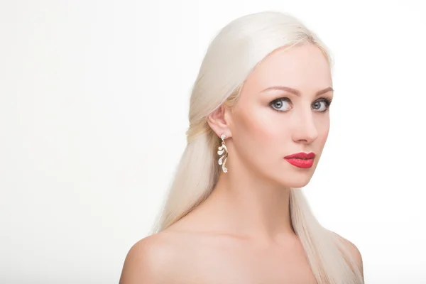 Mooi meisje met lange witte haren en oorbellen. modieuze foto. Portret — Stockfoto