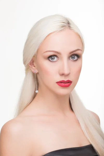 Gyönyörű lány, hosszú, fehér haj és fülbevaló. divatos fénykép. portré — Stock Fotó