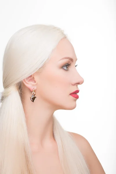 Menina bonita com cabelos brancos longos e brincos. foto na moda. retrato — Fotografia de Stock