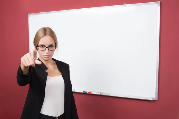 Mujer de negocios empujando en una interfaz de pantalla táctil — Foto de Stock