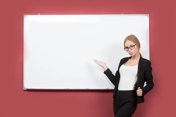 Chica de negocios muestra la mano índice en el banner en blanco — Foto de Stock