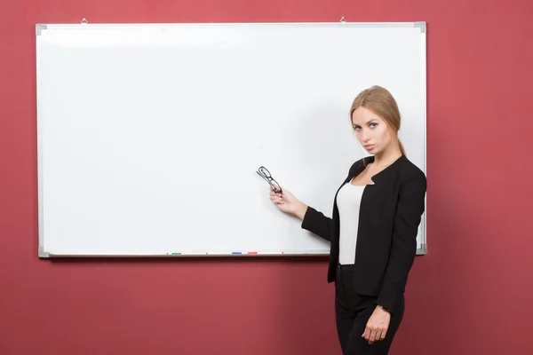 Chica de negocios muestra la mano índice en el banner en blanco — Foto de Stock