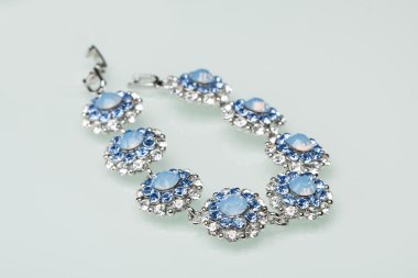 Mavi taşların üzerinde beyaz bileklik