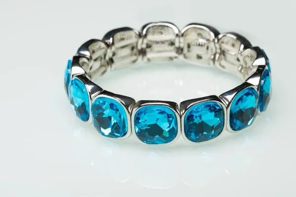 Bracciale con pietre blu su bianco — Foto Stock