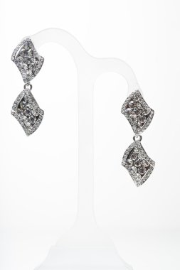 Beyaz parlak ile küpe