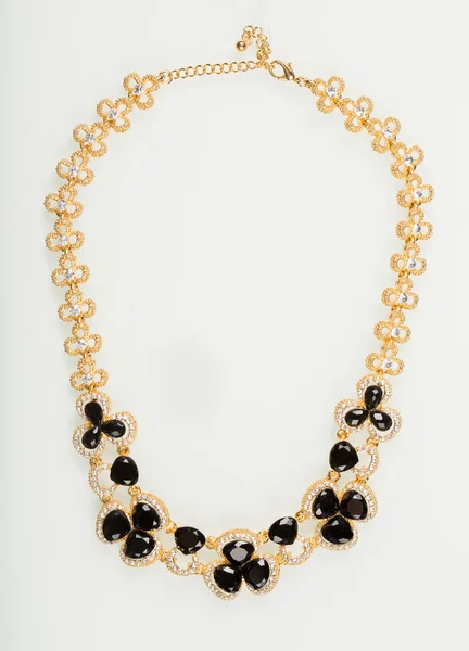 Collier avec perles noires sur un blanc — Photo