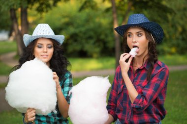 kovboy şapkası pamuk şeker yemek güzel kızlar