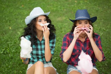 kovboy şapkası pamuk şeker yemek güzel kızlar