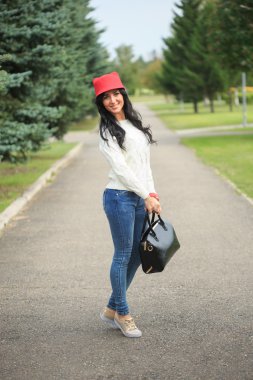 kulaklı, kırmızı şapkalı kız sokakta ihale