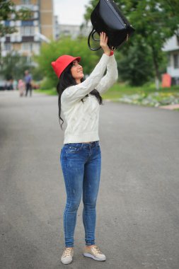 kulaklı, kırmızı şapkalı kız sokakta ihale