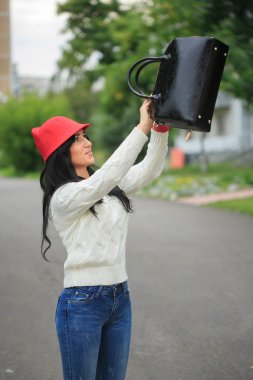 kulaklı, kırmızı şapkalı kız sokakta ihale