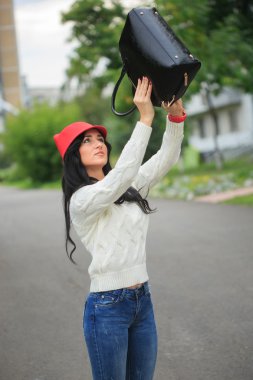 kulaklı, kırmızı şapkalı kız sokakta ihale