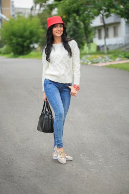 kulaklı, kırmızı şapkalı kız sokakta ihale