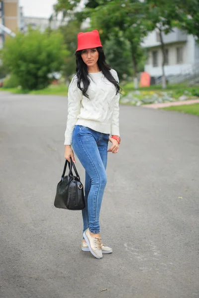 kulaklı, kırmızı şapkalı kız sokakta ihale