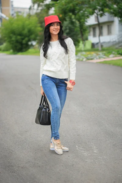 kulaklı, kırmızı şapkalı kız sokakta ihale