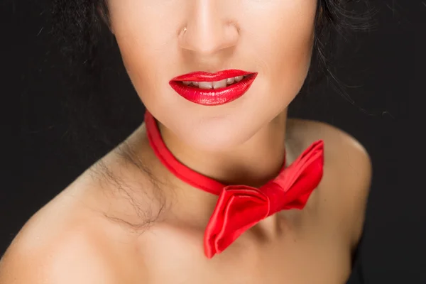 Primer plano de labios de color rojo brillante, atado alrededor de su cuello la pajarita — Foto de Stock