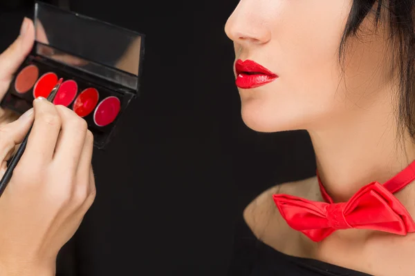 Los labios de una chica con el artista haciendo maquillaje — Foto de Stock