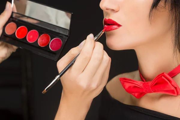 Lippen van een meisje met kunstenaar doen make-up — Stockfoto