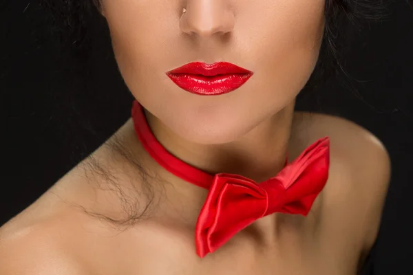 Közeli kép a ragyogó piros ajkak, kötött a nyakába a csokornyakkendő — Stock Fotó