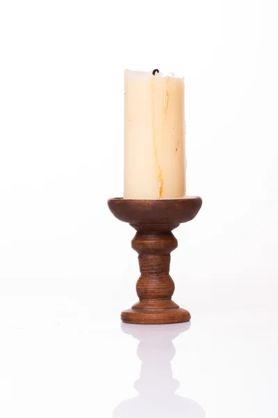 Alte Kerze alter hölzerner Kerzenständer. — Stockfoto